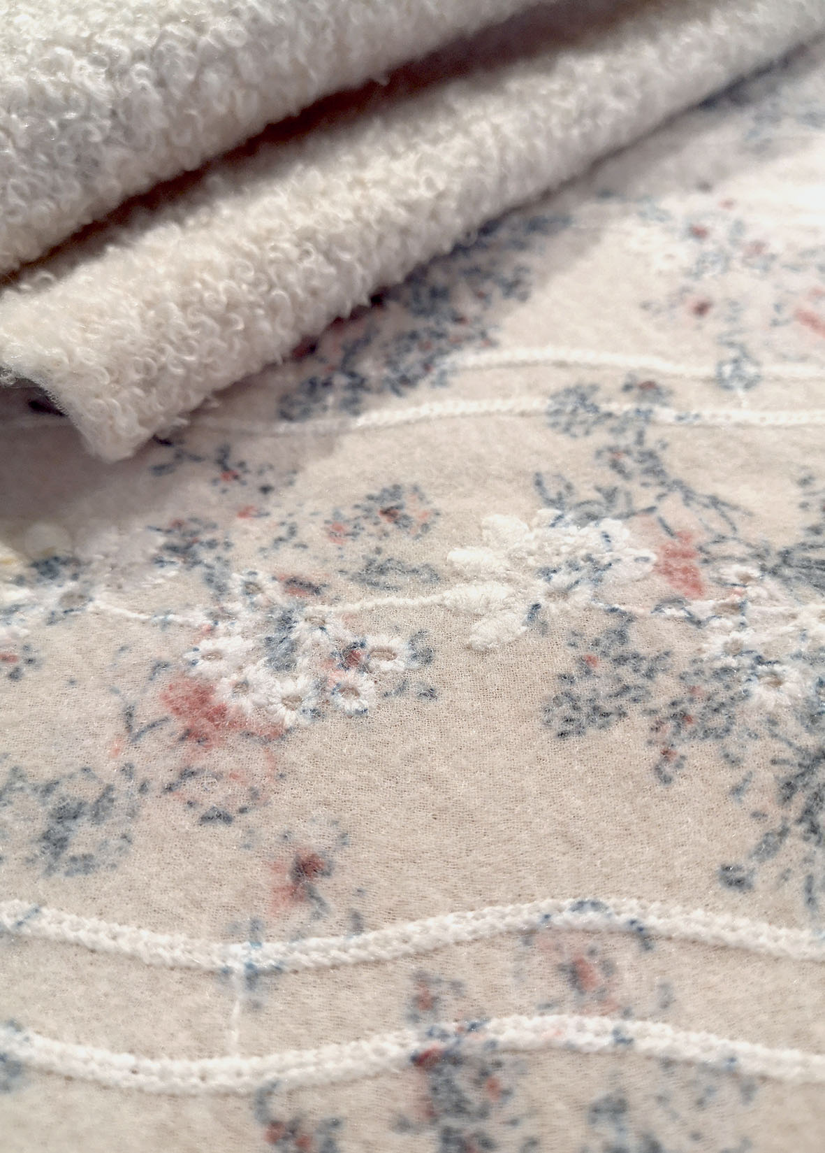 Achat Tissu laine bouclette polyester uni - Selyna – Nuances Fabrics
