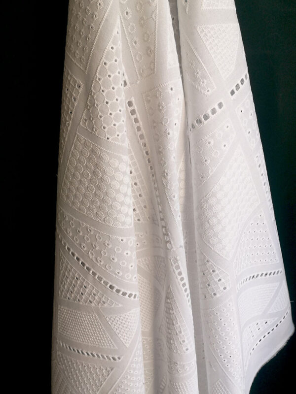 Dory 22 Broderie Tissu Broderie Anglaise Pic1