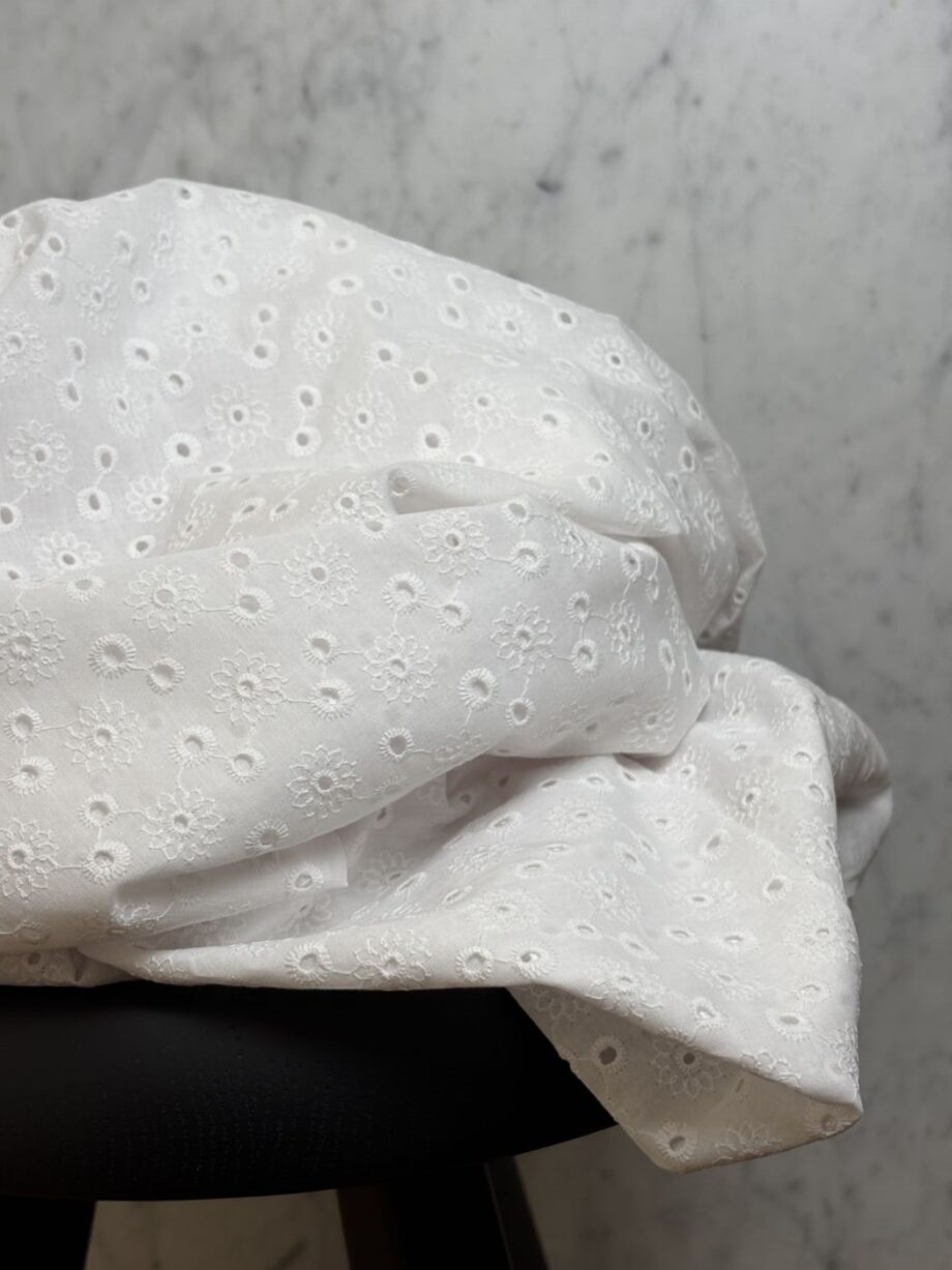 tissu broderie anglaise blanche motif ajouré floral sybille tissus au mètre nuances fabrics