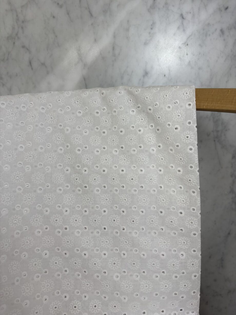 tissu broderie anglaise blanche motif ajouré floral sybille tissus au mètre nuances fabrics