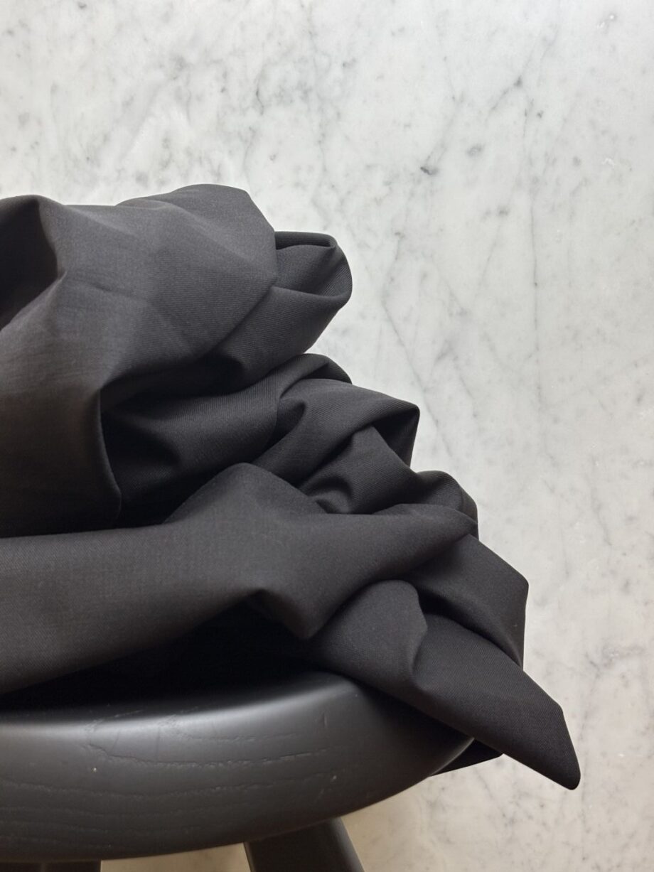 tissu gabardine coton stretch noir alta tissus au mètre nuances fabrics