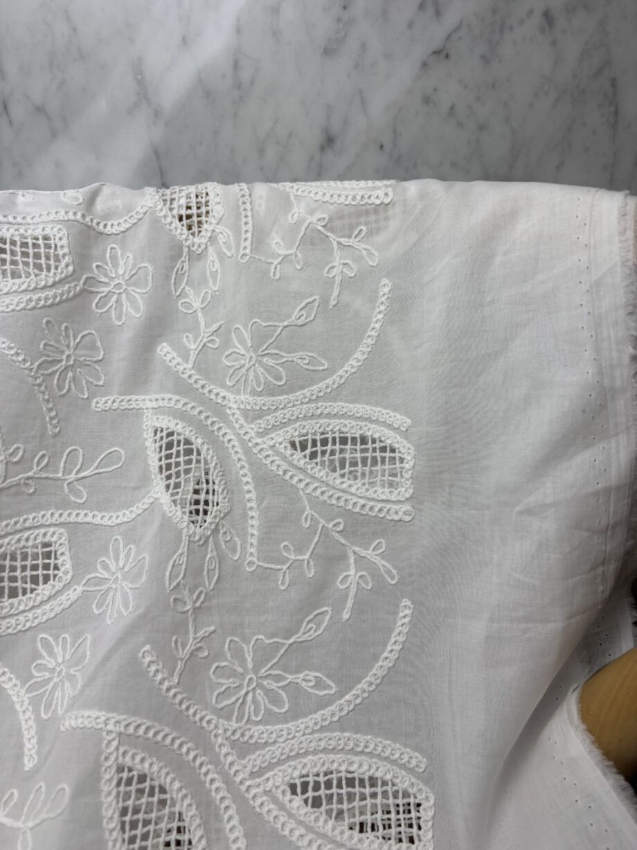 tissu broderie anglaise blanche motif floral ajouré elvira tissus au mètre nuances fabrics