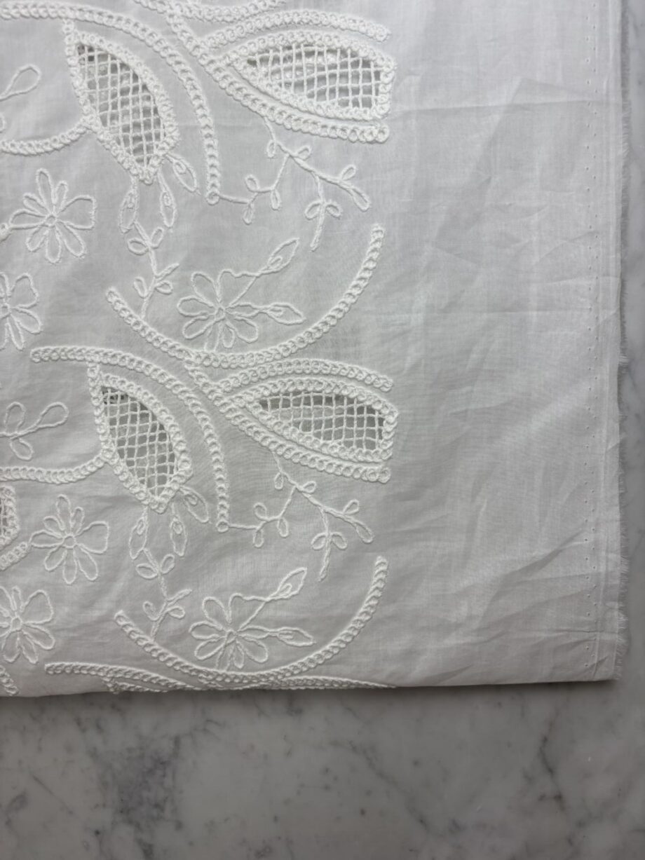 tissu broderie anglaise blanche motif floral ajouré elvira tissus au mètre nuances fabrics