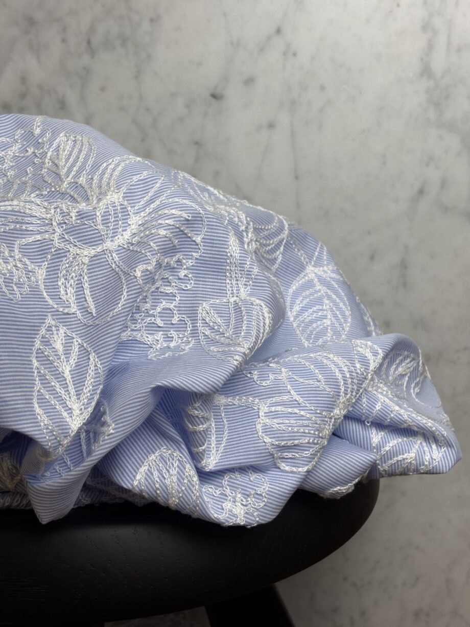 tissu broderie anglaise coton rayé bleu ciel et blanc tissus au mètre nuances fabrics