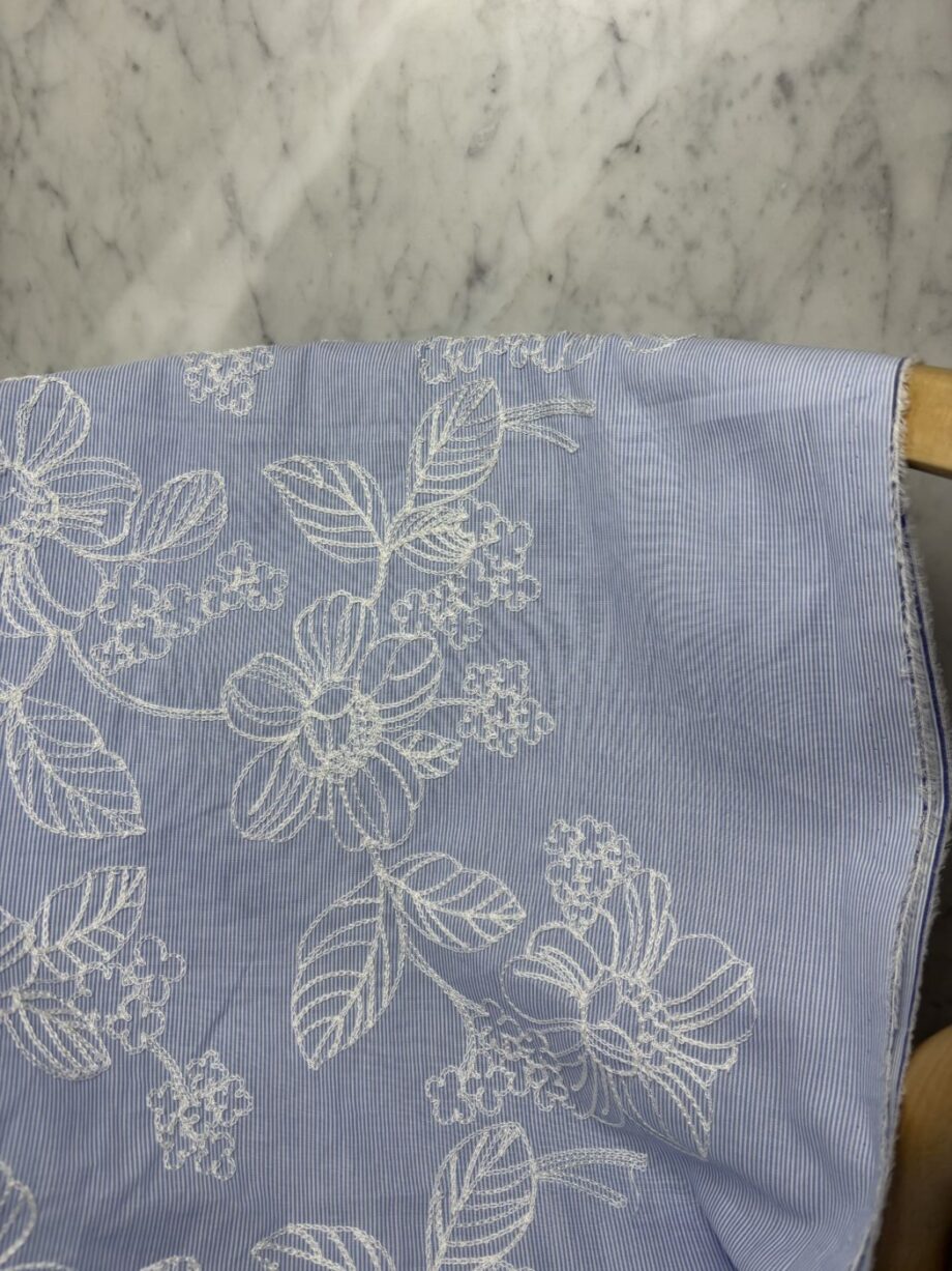 tissu broderie anglaise coton rayé bleu ciel et blanc tissus au mètre nuances fabrics