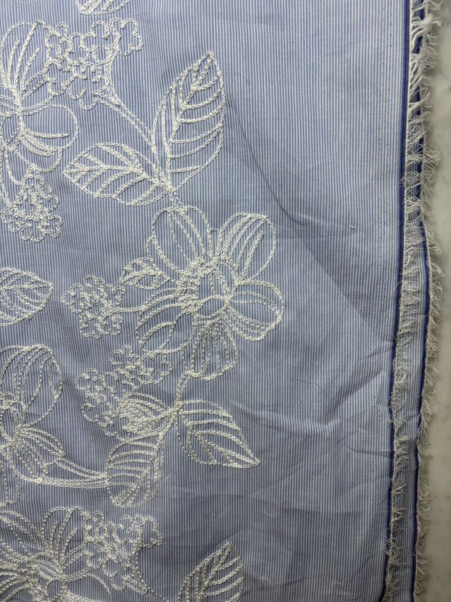 tissu broderie anglaise coton rayé bleu ciel et blanc tissus au mètre nuances fabrics