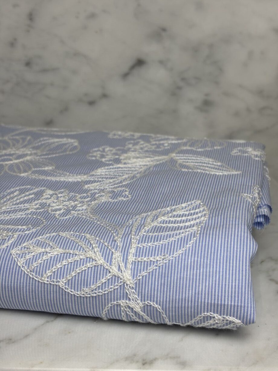 tissu broderie anglaise coton rayé bleu ciel et blanc tissus au mètre nuances fabrics