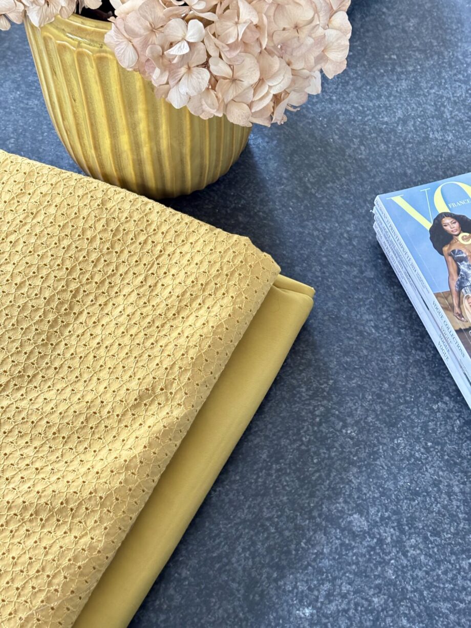 tissu gabardine de coton et stretch uni ocre selina tissus au mètre nuances fabrics