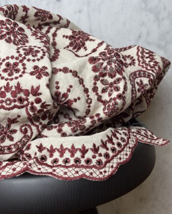 tissu broderie anglaise lin coton motif rosaces bordeaux martha tissus au mètres nuances fabrics