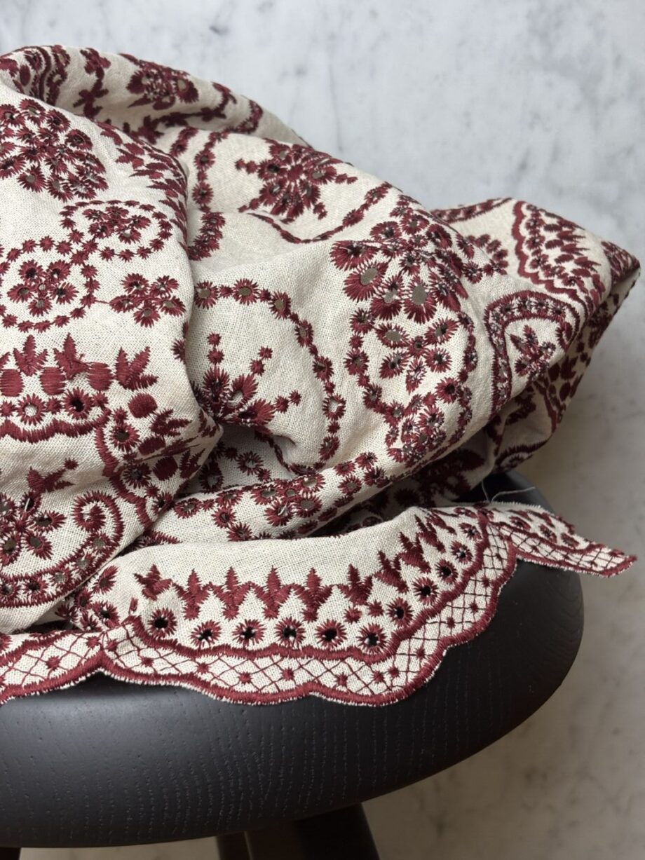 tissu broderie anglaise lin coton motif rosaces bordeaux martha tissus au mètres nuances fabrics