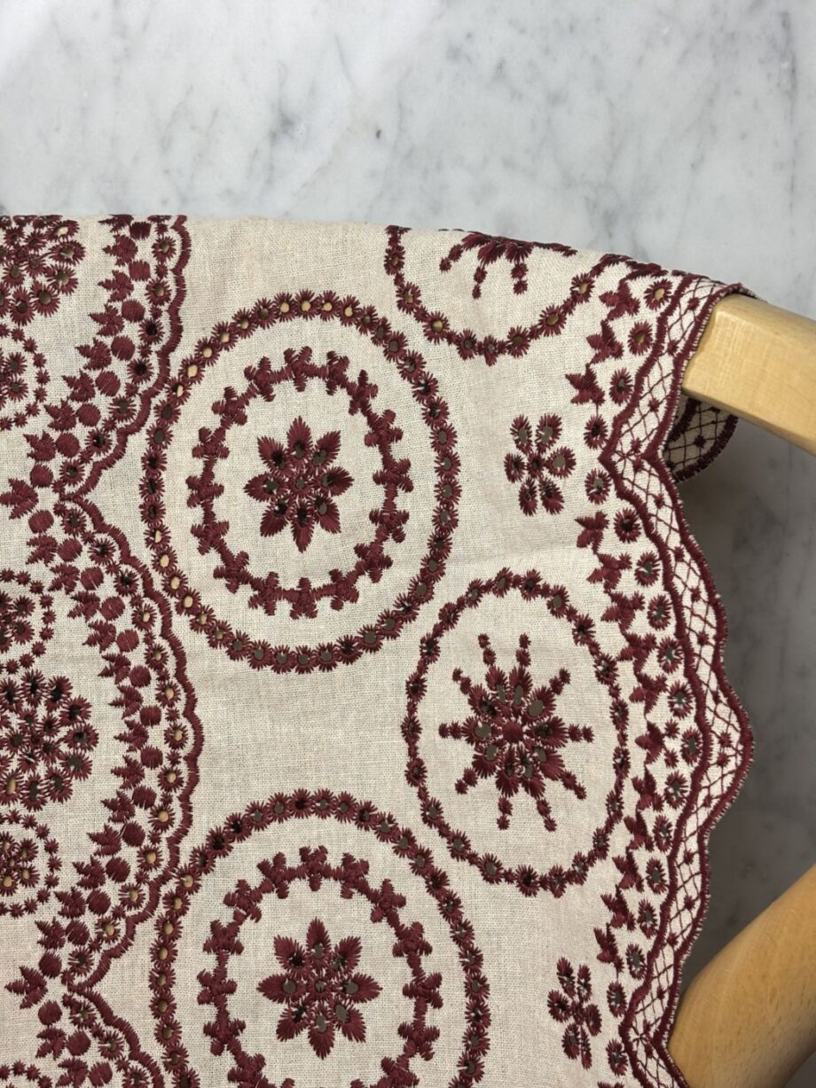 tissu broderie anglaise lin coton motif rosaces bordeaux martha tissus au mètres nuances fabrics