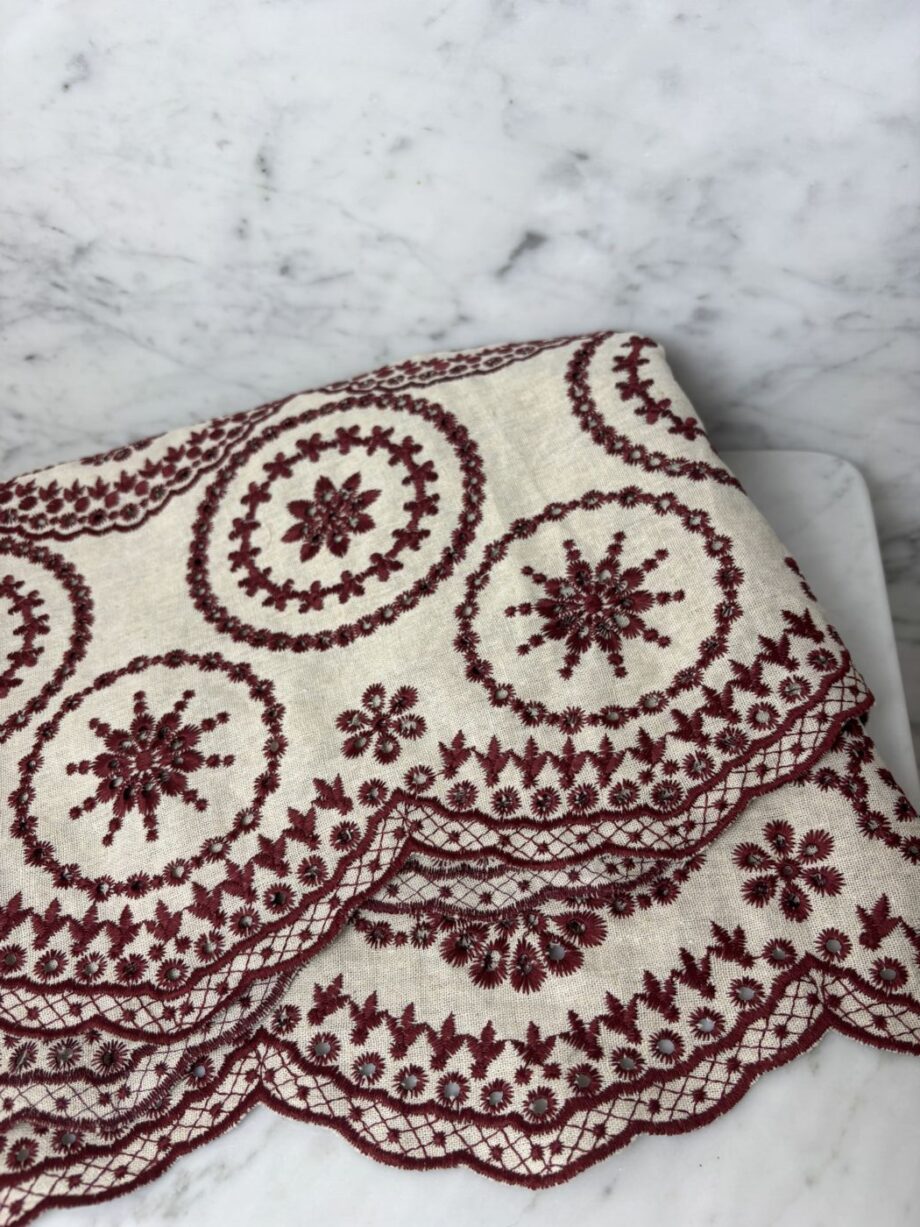 tissu broderie anglaise lin coton motif rosaces bordeaux martha tissus au mètres nuances fabrics