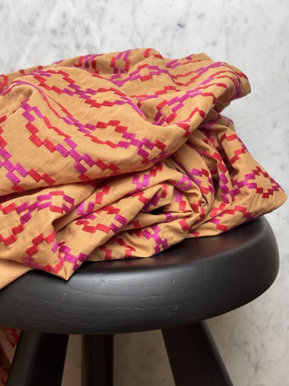 tissu coton brodé motif aztèque izel tissus au mètre nuances fabrics