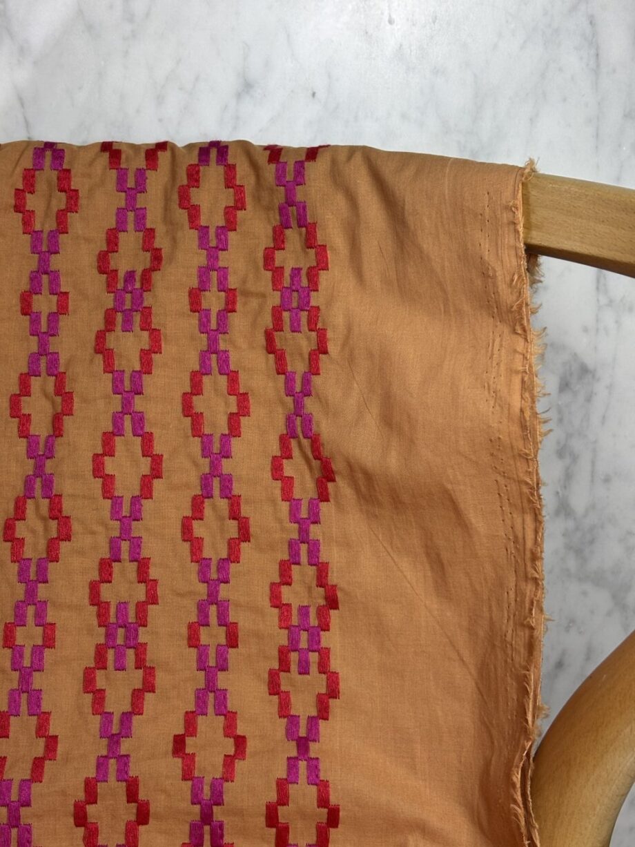 tissu coton brodé motif aztèque izel tissus au mètre nuances fabrics