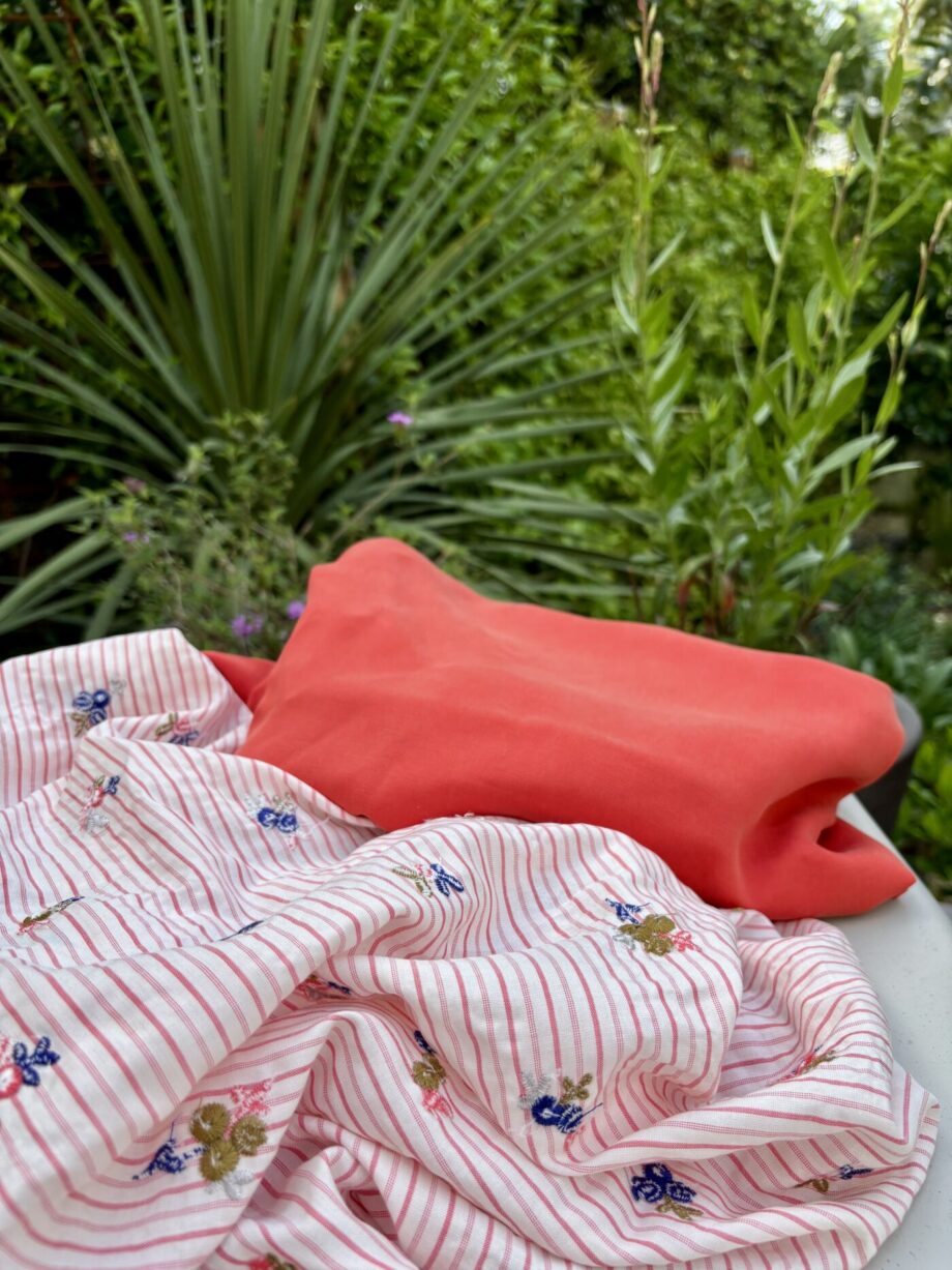 tissu rayé sienna rayures et fleurs brodées en matière rayonne tissus au mètre nuances fabrics