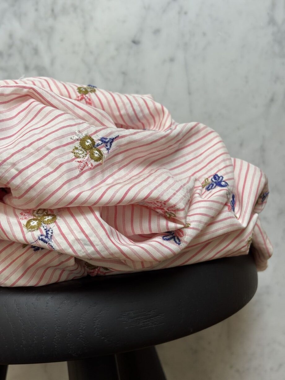 tissu rayé sienna rayures et fleurs brodées en matière rayonne tissus au mètre nuances fabrics