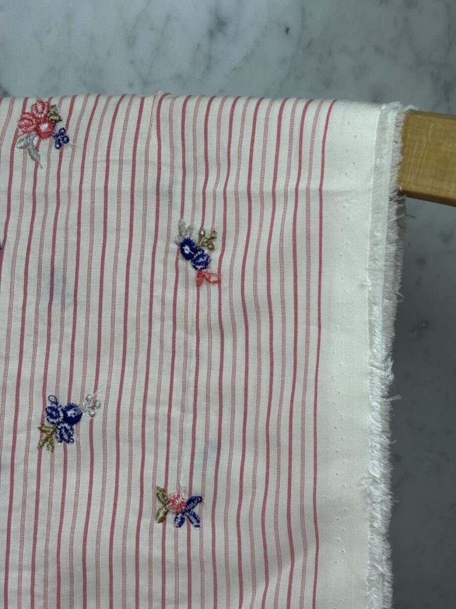 tissu rayé sienna rayures et fleurs brodées en matière rayonne tissus au mètre nuances fabrics