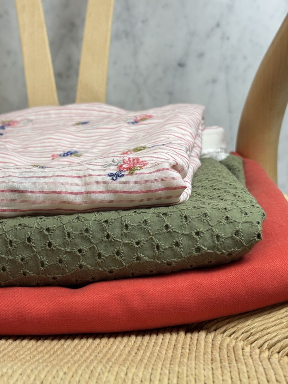tissu rayé sienna rayures et fleurs brodées en matière rayonne tissus au mètre nuances fabrics