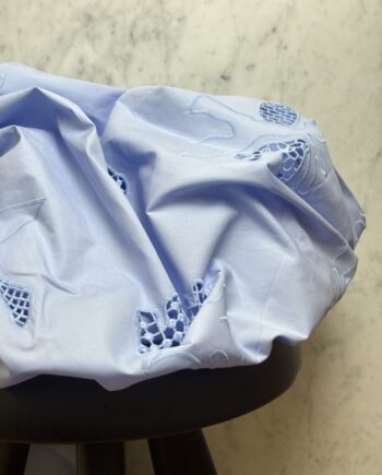 tissu broderie anglaise festonnée popeline de coton bleu ciel keira tissus au mètre nuances fabrics