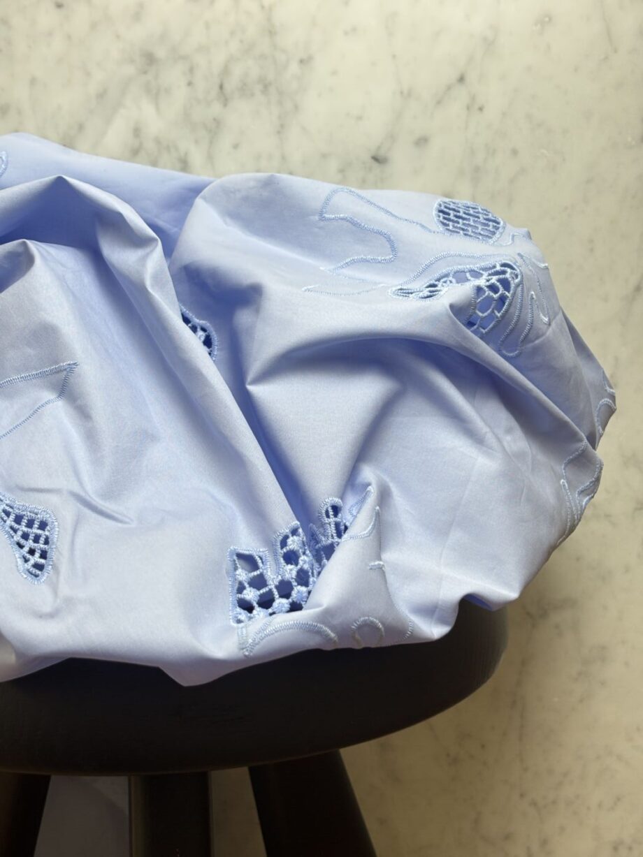 tissu broderie anglaise festonnée popeline de coton bleu ciel keira tissus au mètre nuances fabrics