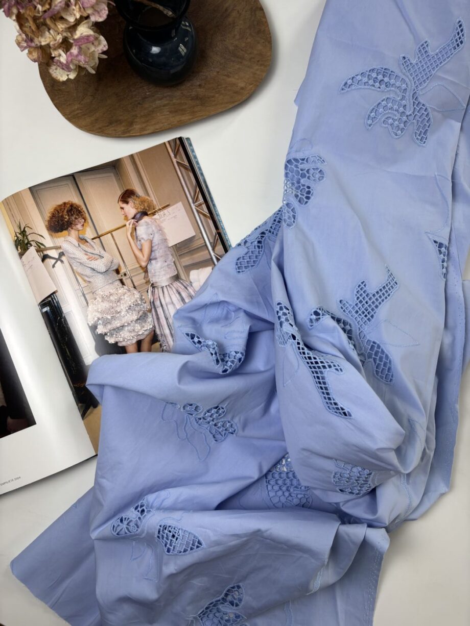 tissu broderie anglaise festonnée popeline de coton bleu ciel keira tissus au mètre nuances fabrics