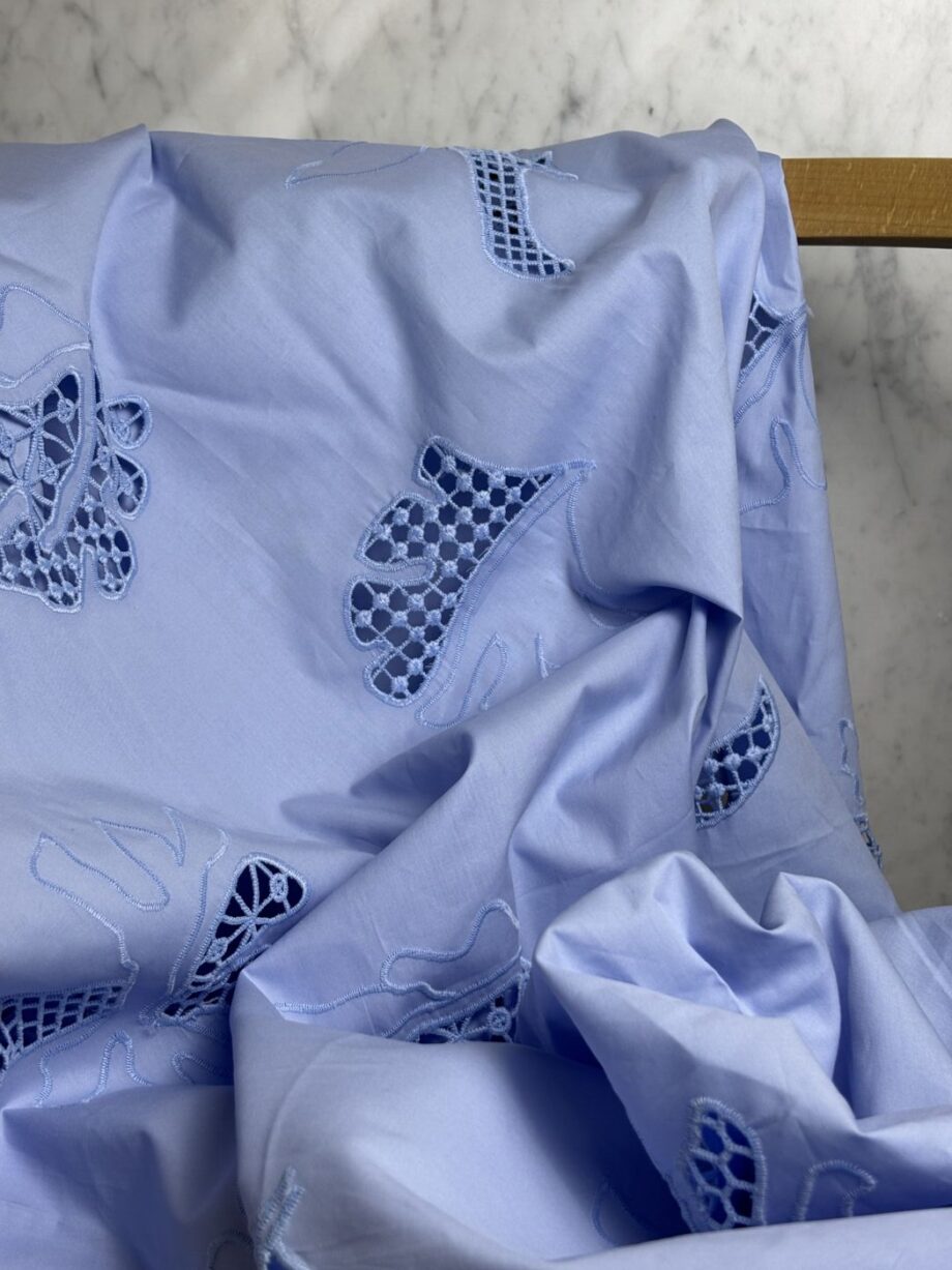 tissu broderie anglaise festonnée popeline de coton bleu ciel keira tissus au mètre nuances fabrics