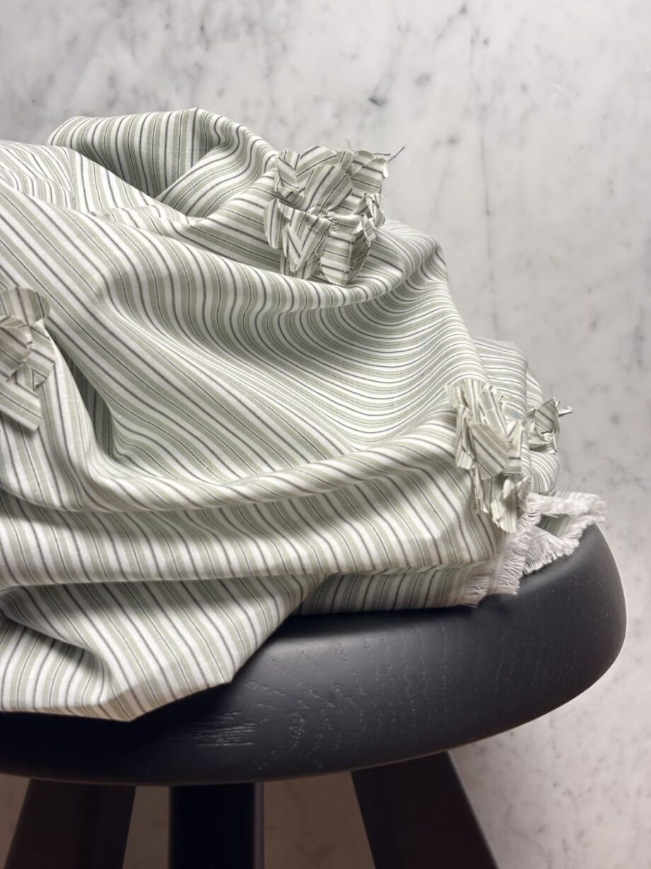 tissu rayé popeline de coton rayé avec fleurs découpées et recousues white and green valentina tissus au mètre nuances fabrics