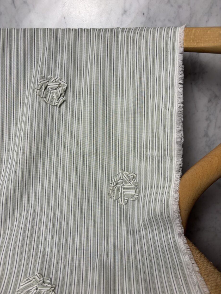 tissu rayé popeline de coton rayé avec fleurs découpées et recousues white and green valentina tissus au mètre nuances fabrics