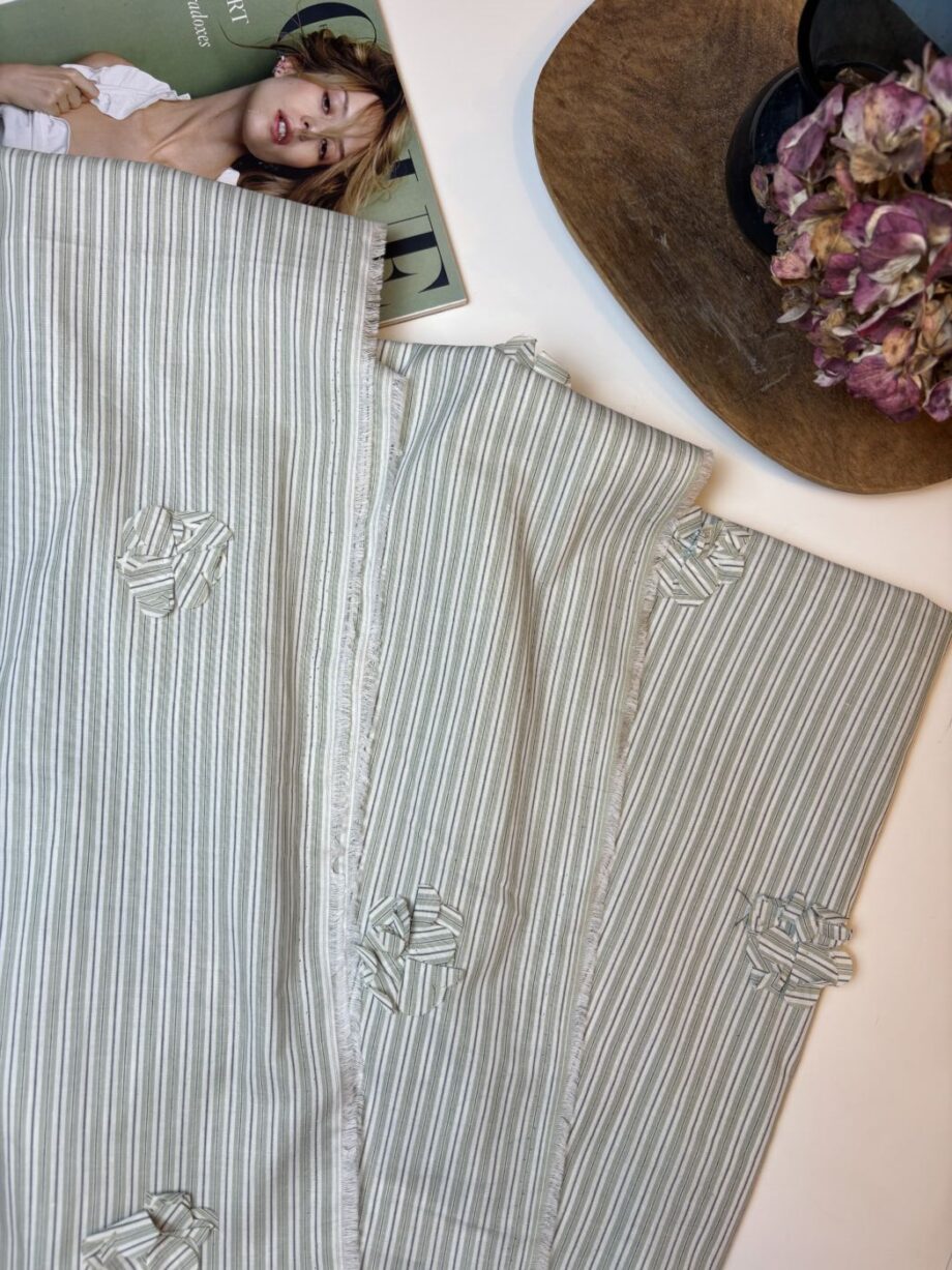 tissu rayé popeline de coton rayé avec fleurs découpées et recousues white and green valentina tissus au mètre nuances fabrics