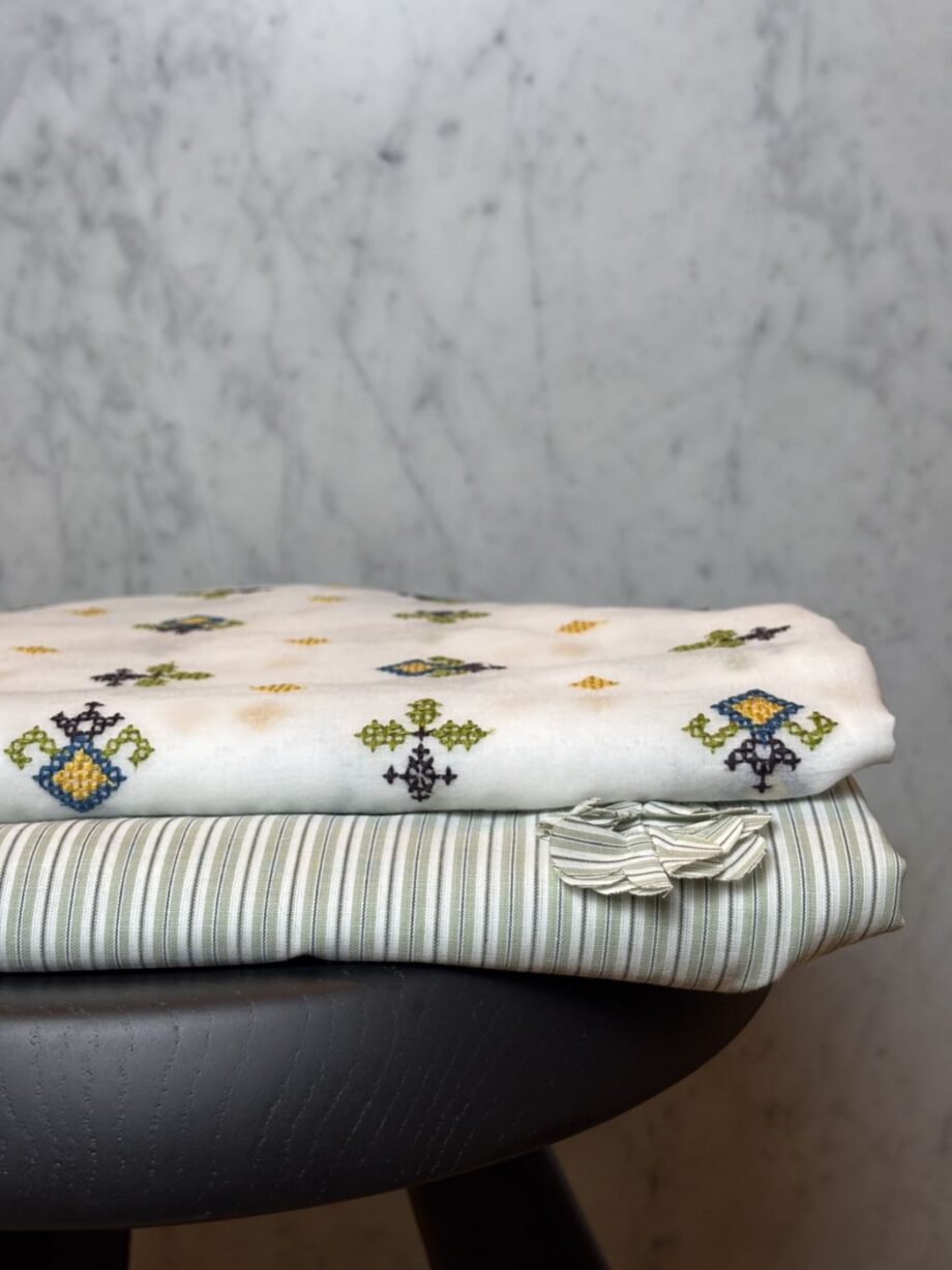 tissu rayé popeline de coton rayé avec fleurs découpées et recousues white and green valentina tissus au mètre nuances fabrics