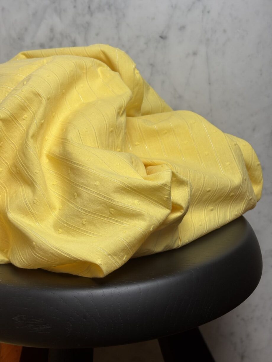 box coupon 2 mètres coton plumetis jaune tissus au mètre nuances fabrics