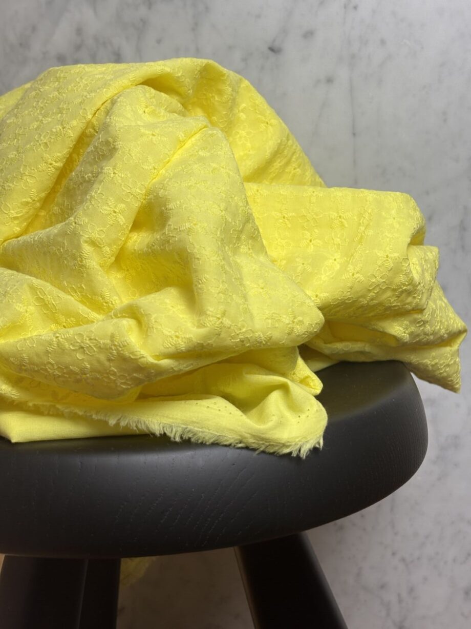 box coupon 2 mètres broderie anglaise jaune tissus au mètre nuances fabrics
