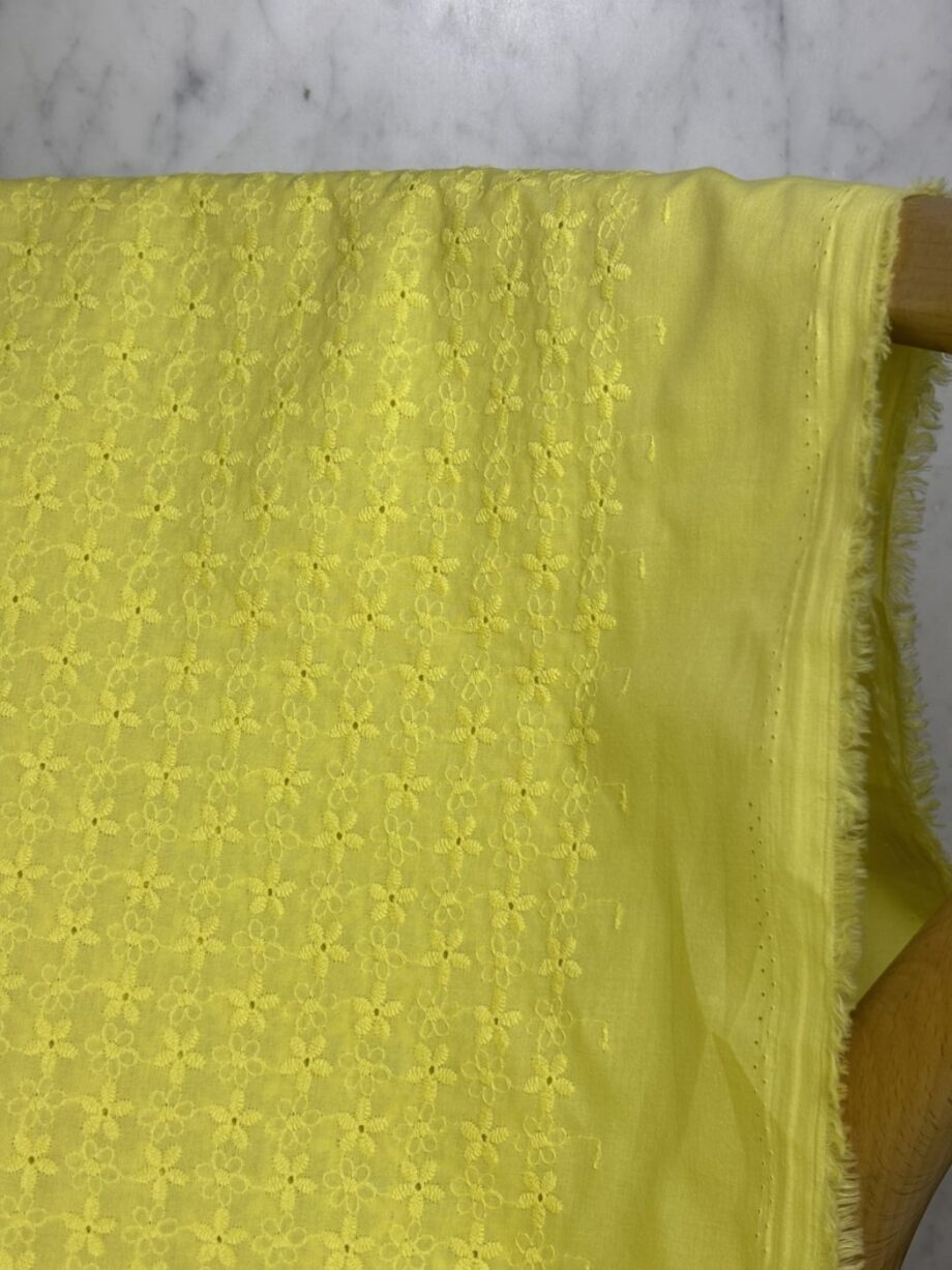 box coupon 2 mètres broderie anglaise jaune tissus au mètre nuances fabrics