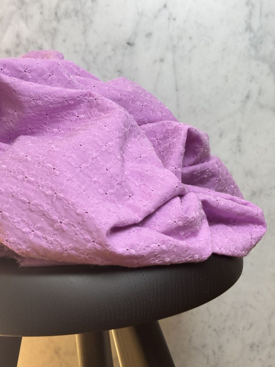 box coupon 2 mètres broderie anglaise mauve tissus au mètre nuances fabrics