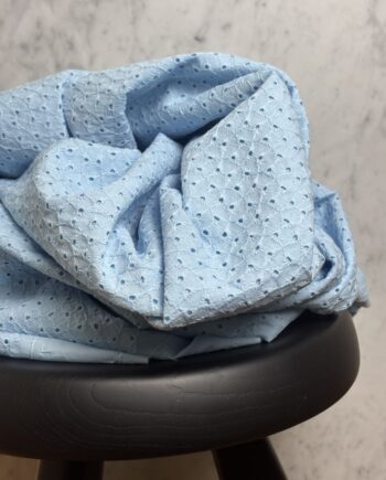 box coupon 2 mètres broderie anglaise ciel tissus au mètre nuances fabrics