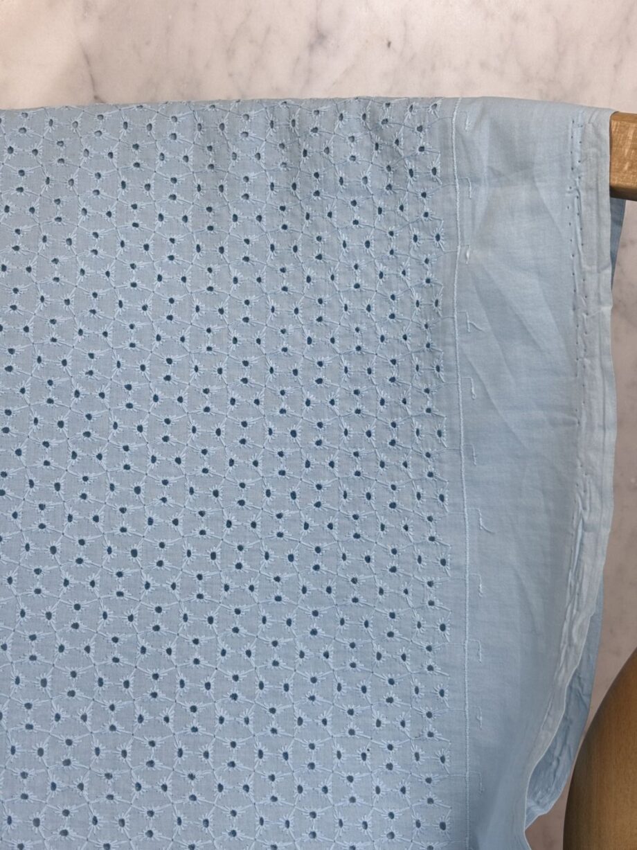box coupon 2 mètres broderie anglaise ciel tissus au mètre nuances fabrics