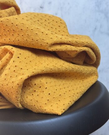 box coupon 2 mètres broderie anglaise ocre tissus au mètre nuances fabrics