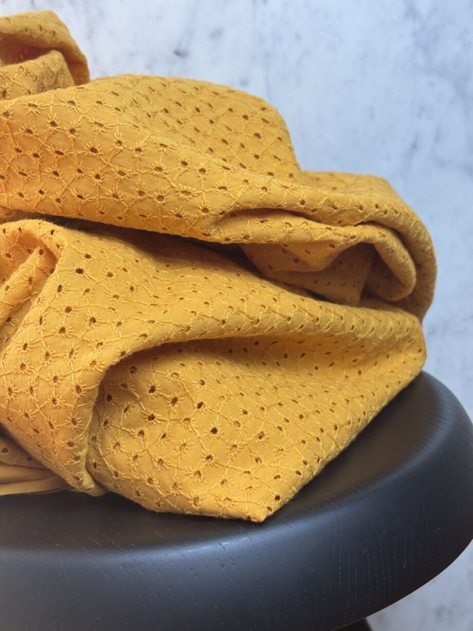 box coupon 2 mètres broderie anglaise ocre tissus au mètre nuances fabrics