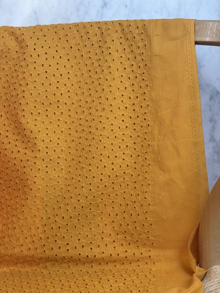 box coupon 2 mètres broderie anglaise ocre tissus au mètre nuances fabrics