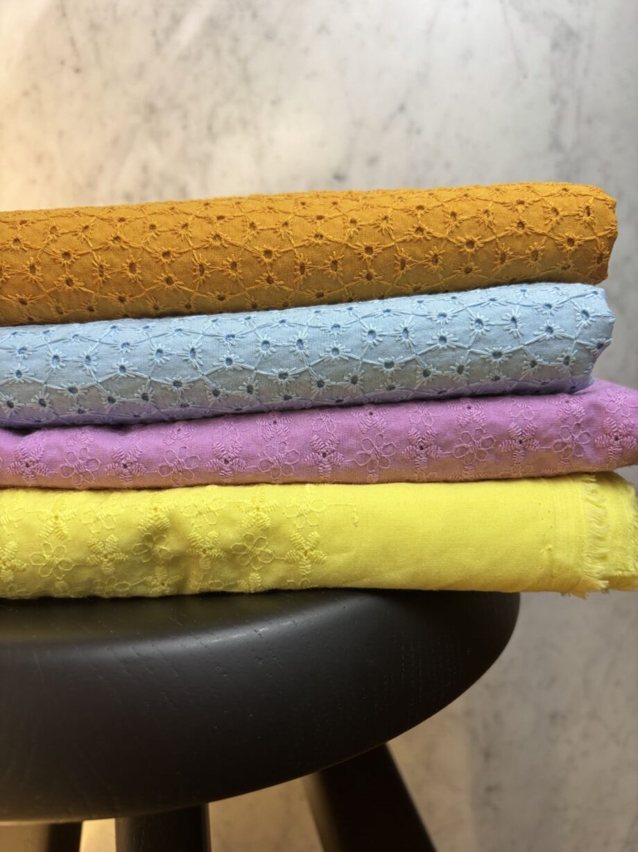 box coupon 2 mètres broderie anglaise ciel tissus au mètre nuances fabrics