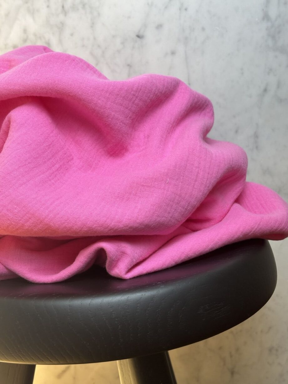box coupon 2 mètres double gaze de coton fuchsia tissus au mètre nuances fabrics