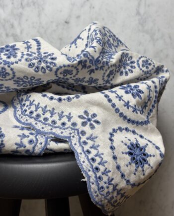 tissu broderie anglaise lin coton motif rosaces bleu martha tissus au mètres nuances fabrics
