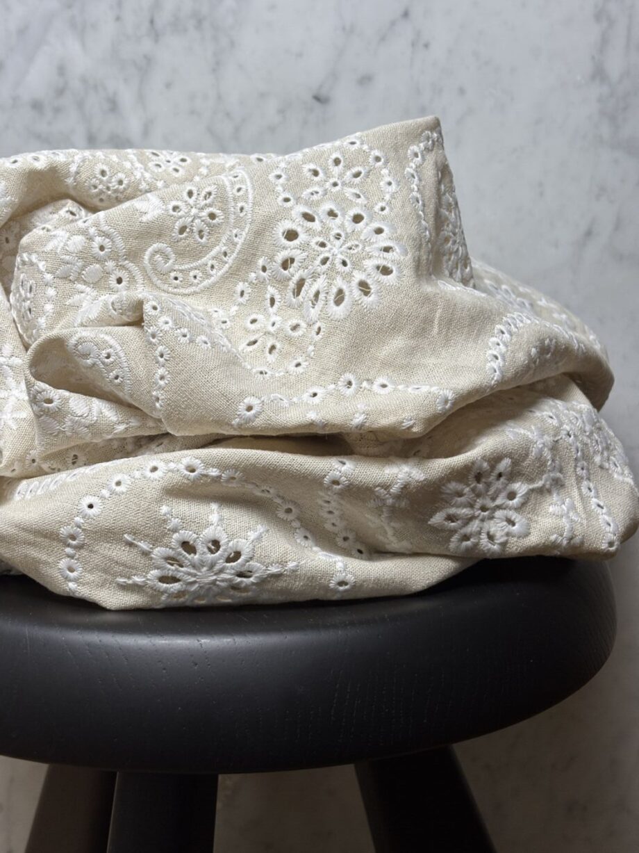 tissu broderie anglaise lin coton motif rosaces beige martha tissus au mètres nuances fabrics