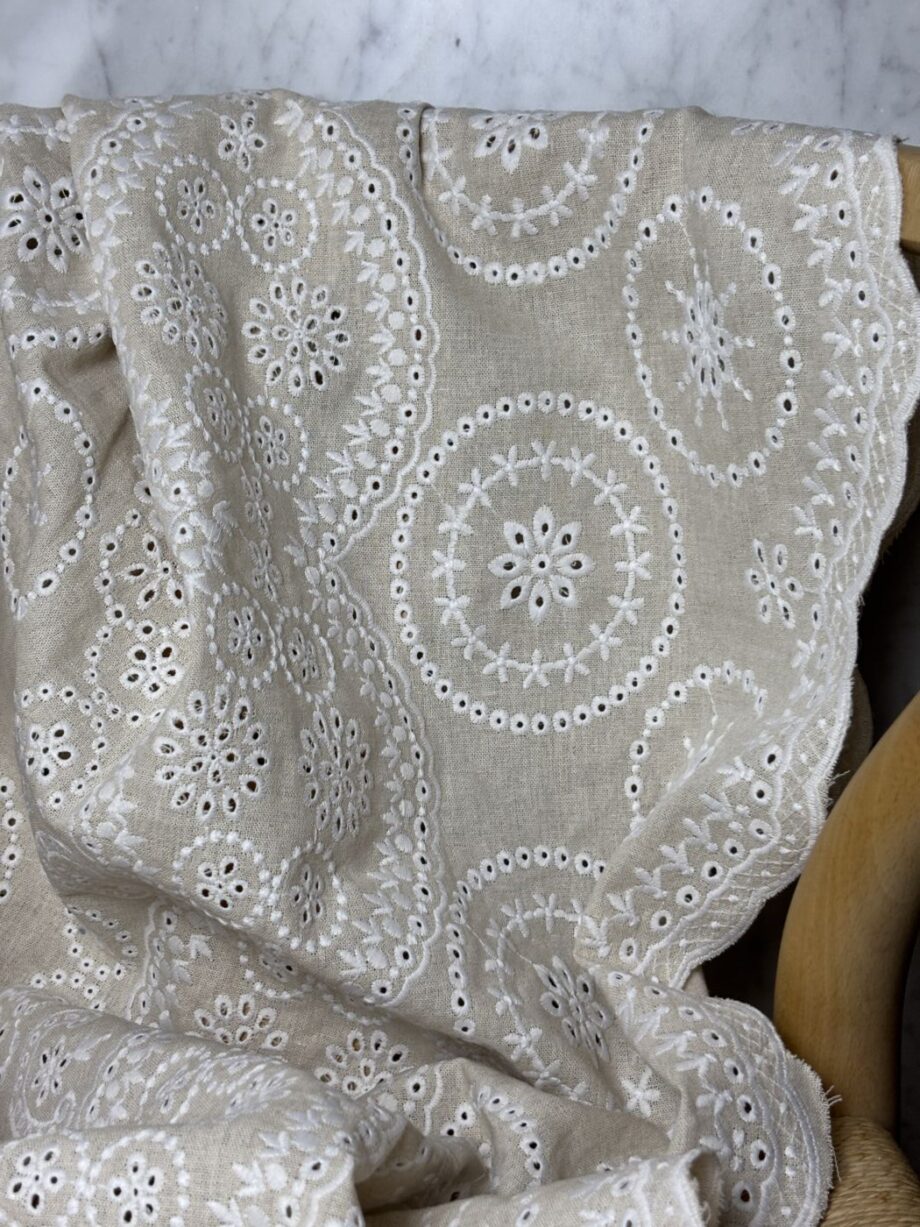 tissu broderie anglaise lin coton motif rosaces beige martha tissus au mètres nuances fabrics