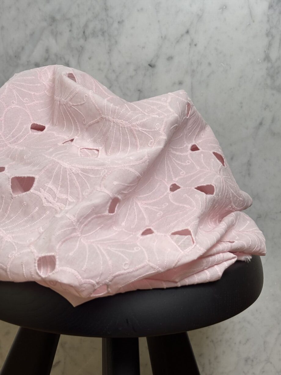 tissu broderie anglaise rose motif papillon vanessa tissus au mètre nuances fabrics