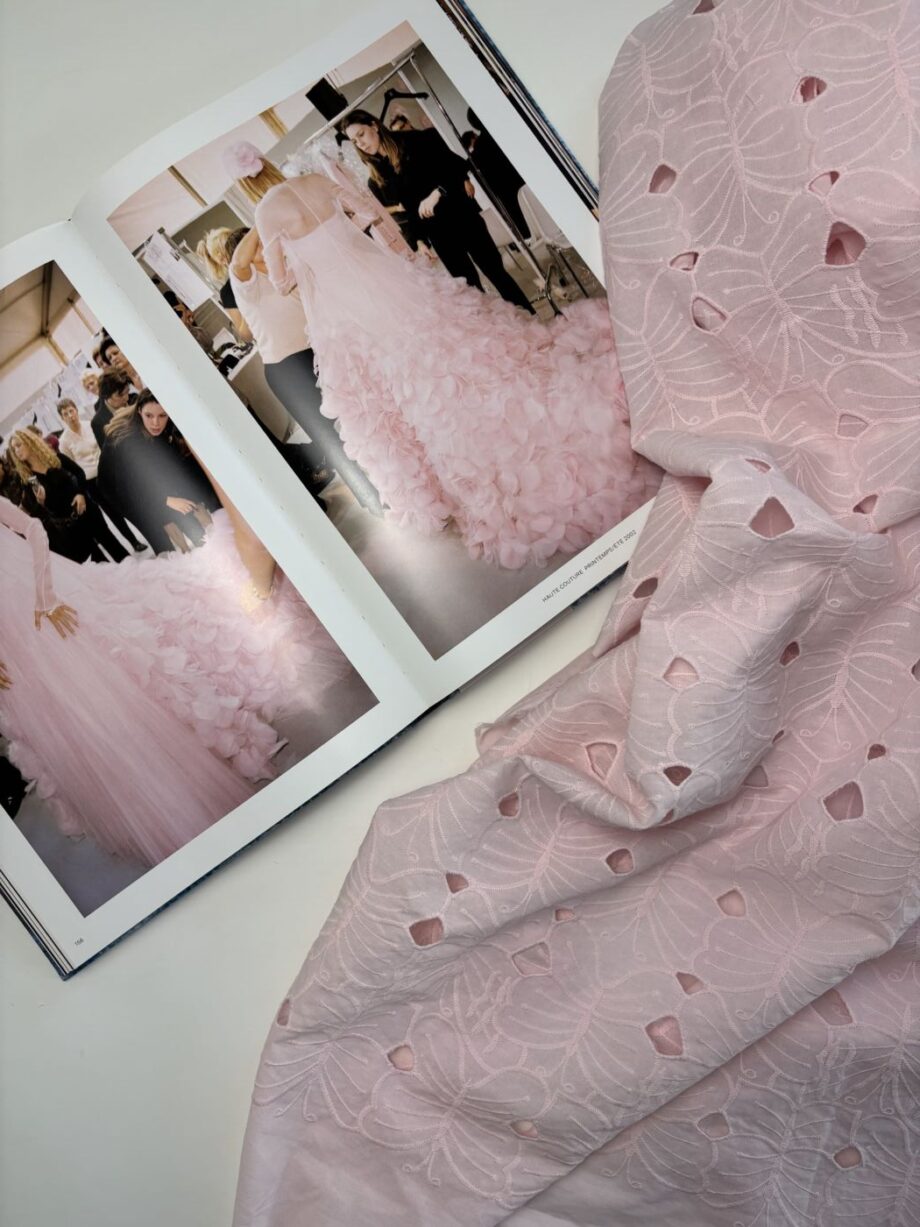 tissu broderie anglaise rose motif papillon vanessa tissus au mètre nuances fabrics