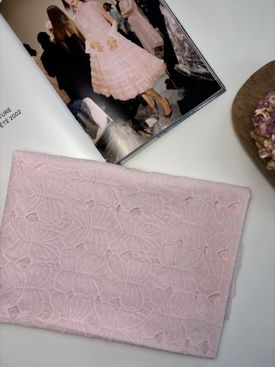 tissu broderie anglaise rose motif papillon vanessa tissus au mètre nuances fabrics