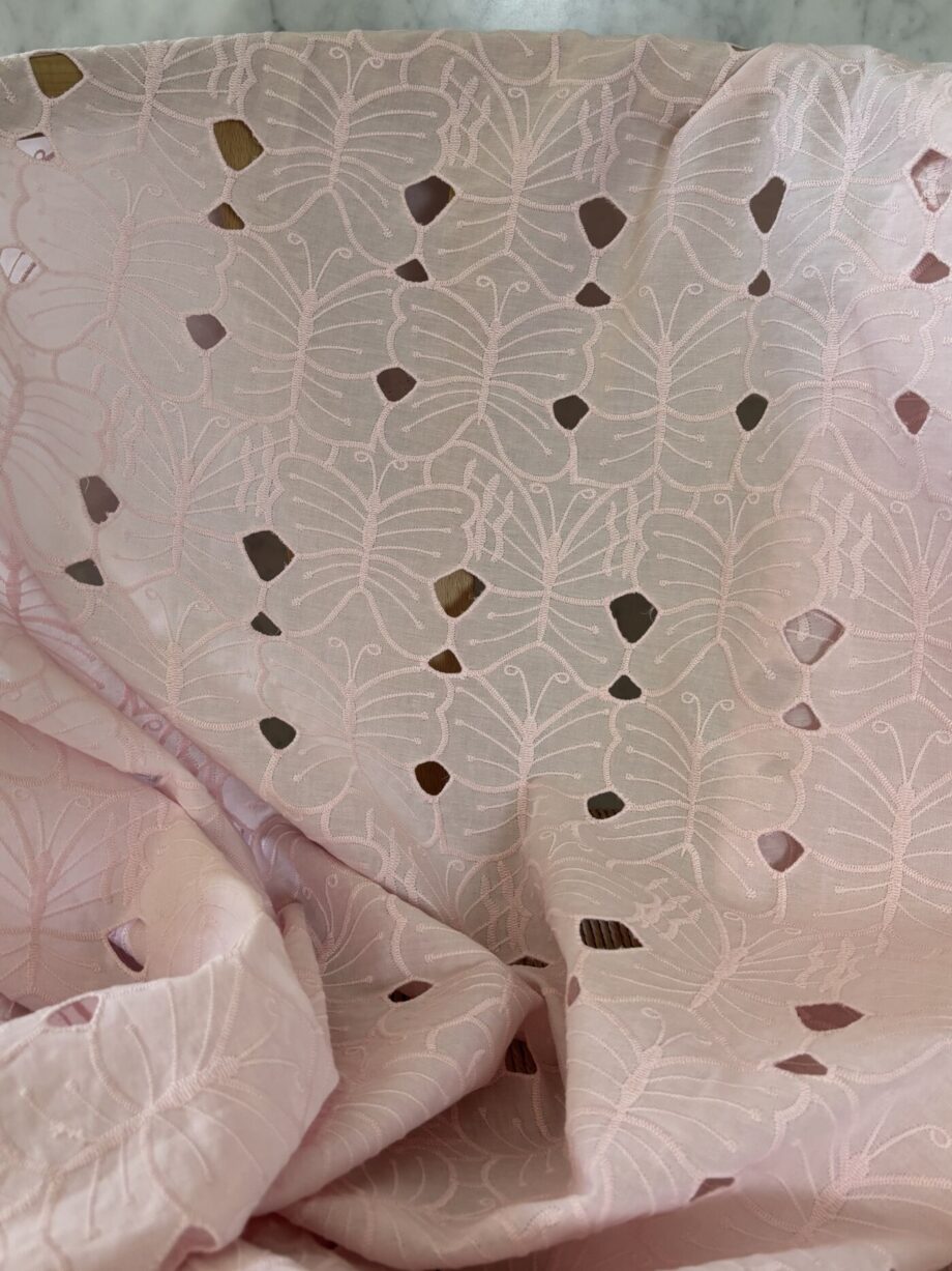 tissu broderie anglaise rose motif papillon vanessa tissus au mètre nuances fabrics