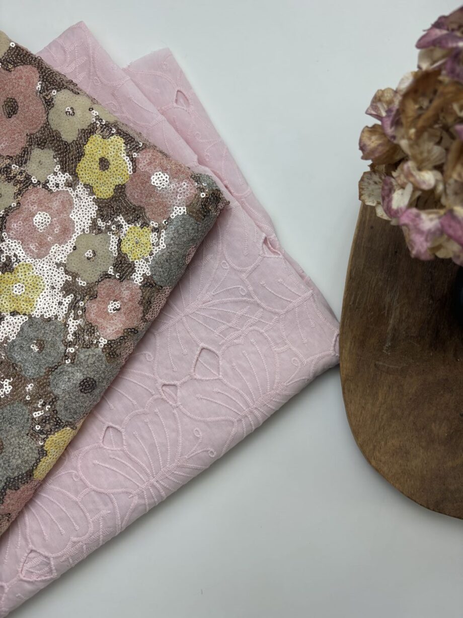 tissu broderie anglaise rose motif papillon vanessa tissus au mètre nuances fabrics