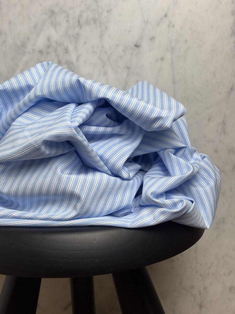 tissu popeline de coton bleu ciel et blanc martina tissus au mètre nuances fabrics